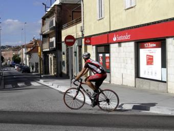 Un ciclista davant del senyal de circulació prohibida situat a l’accés al carrer Catalunya GRiselda Escrigas