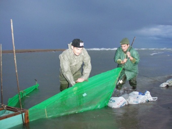 La pesca de l'angula es fa durant la nit. EL PUNT