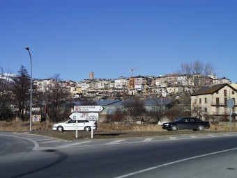 Una vista del giratori que, l'accés sud de Puigcerdà, deriva el trànsit que es vol dirigir cap a la carretera neutral de Llívia. J.C