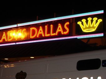 Un detall del club Dallas, T, SOLER