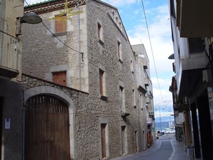 Una vista de la façana de l'Alfolí de la Sal. /  ROBERT CARMONA