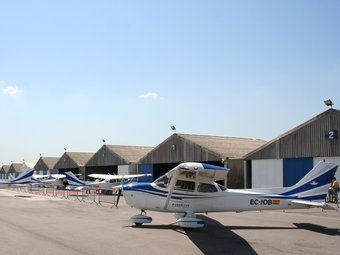 Algunes avionetes estacionades a l'aeroport de Sabadell i que solen sobrevolar Sant Quirze del Vallès.  EMILI AGULLÓ