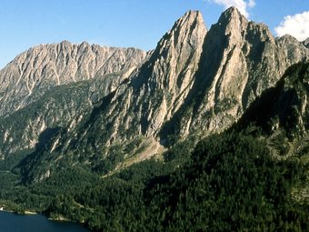 Els Encantats, la muntanya de dos pics que s'alça davant de l'estany de Sant Maurici. El cim té al seva pròpia llegenda. ARXIU