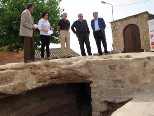  Representants municipals i de l'Institut d'Estudis Ilerdencs han visitat aquest dilluns els treballs arqueològics sobre terreny.   Xavier Lozano. 