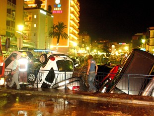 Una imatge per recordar: l'avinguda d'aigua que es va endur 46 vehicles de la riera de Calella el 2006. XAVIER FOLCH