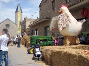  Una gallina gegant dóna la benvinguda a la Fira de l'Ou de Sant Guim de Freixenet.  FOTO: Xavier Lozano.   Xavier Lozano. 