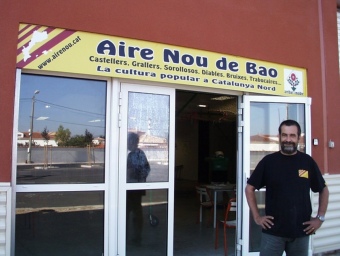 Locals d'Aire No de Bao amb Hervé Pi, secretari de l'associació. EL PUNT