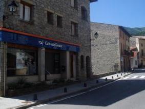  L'oficina de Caixa Girona de Llanars està situada al carrer principal del municipi.   Marc Riera. 