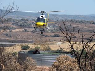  Un helicòpter recollint aigua d'un dipòsit a Guardiola, a tocar de Cabanabona   EDUARD GARCÍA 