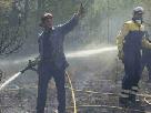  Els bombers treballant a la zona afectada per l'incendi   GUSTAU NACARINO / REUTERS 