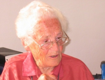 La fundadora de la Maternitat d'Elna, Elisabeth Eidenbenz, en una imatge del 2006 quan l'aleshores conseller Joan Saura li va lliurar la creu de Sant Jordi GENERALITAT DE CATALUNYA