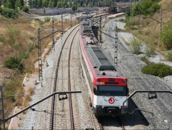 Un tren de Rodalies apropant-se a l'estació de Sant Cugat del Vallès ARXIU
