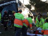  Els serveis d'emergències atenen un dels joves ferits en l'accident d'autocar a la AP-7 a Bàscara   ACN / TANIA TÀPIA 