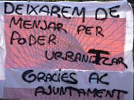  Una de les pancartes que els veïns han penjat per queixar-se de les quotes d'urbanització aLa Vall de Montserrat.   Sònia Ordóñez 