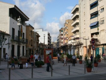 Carrer Major amb la façana de l'Ajuntament a l'esquerra. ESCORCOLL