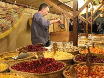 Les paradetes de productes tradicionals centren una part del Mercat Medieval.  RAQUEL SÁNCHEZ
