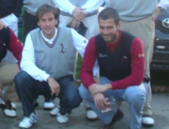 Alfonso i Pep Guardiola en una imatge del 2007, quan van coincidir en un partit de golfentre exjugadors del Barça i del Real Madrid a Sant Cugat EL 9