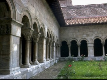 Clautre de la catedral d'Elna on va tenir lloc la massacre dels habitants per les tropes del rei francès Felip l'Ardit A.R