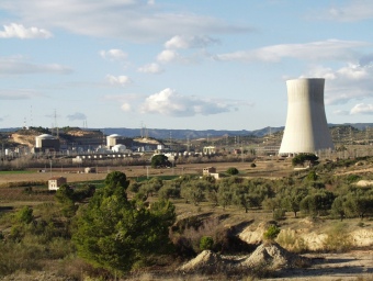 Vista dels dos reactors, Ascó I i Ascó II, i la torre de refrigeració de la central nuclear d'Ascó. SEBASTIÀ ABRAHAM