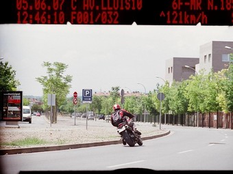 La foto del radar on es veu el motorista a l'avinguda Lluís Pericot.