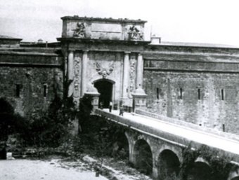 La porta principal de Sant Ferran, que es vol reconstruir, abans que fos destruïda. AMV