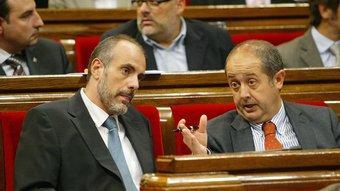 El republicà Joan Ridao conversant amb el nacionalista Felip Puig, en una imatge d'arxiu al Parlament ANDREU PUIG