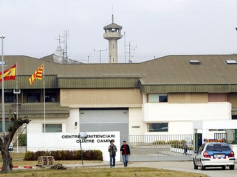 Imatge exterior de la presó de Quatre Camins, on no va retornar el reclús que va cometre el crim.  GABRIEL MASSANA