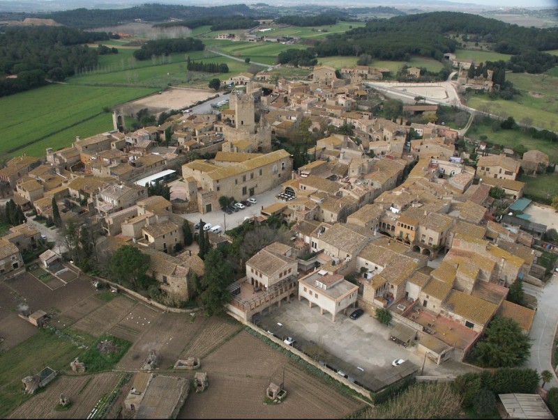 Vista aèria del nucli medieval de Peratallada, una de les referències turístiques del Baix Empordà ARXIU