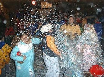 Batalla de confeti a les festes del poble d'edicions anteriors. /  ARXIU