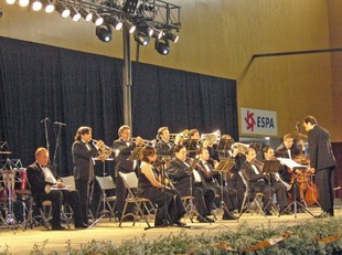 La cobla orquestra Selvatana en un concert a Banyoles.  RAMON ESTEBAN