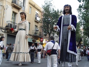 L'Anastasi i la Maria, pels carrers de Badalona.  EL PUNT