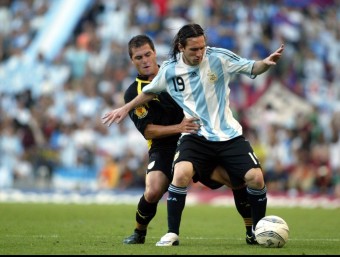 Javi Chica disputa una pilota a Messi (2004).