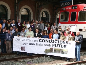 Reivindicació de la Plataforma ara fa quatre anys a l'estació d'Alcoi. EL PUNT AVUI