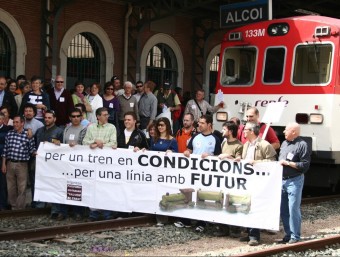 Concentració a favor de la línia Xàtiva - Alcoi el maig de 2008. EL PUNT-AVUI