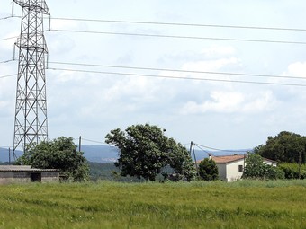 Can Gironès nou de Cartellà, per on passa la línia de 220 kV. J. SABATER 