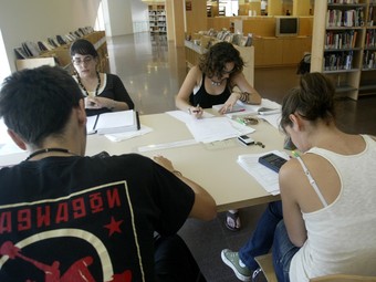Joves estudiants preparen treballs i exàmens a l'aula estudi. /  ARXIU