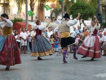 Foto d'arxiu d'una dansa a la plaça del poble en temps d'estiu. /  ESCORCOLL