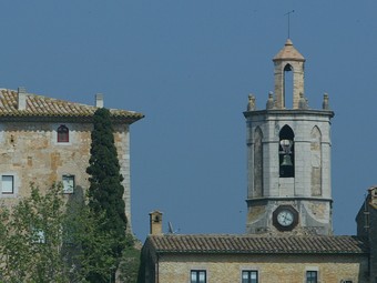 Una imatge de l'allotjament rural al costat del campanar de l'església.  LL.SERRAT