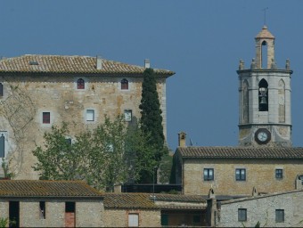 El castell de Sant Mori està situat davant l'església, on des de l'estiu que no repiquen les campanes. LLUÍS SERRAT