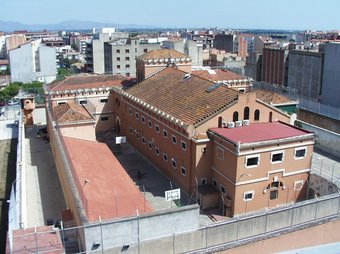 Una imatge del recinte del centre penitenciari de Figueres vist des de la part posterior.  EL PUNT