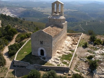 L'església de Sant Miquel, icona del paisatge del Penedès, està situada a la part alta del recinte arqueològic de l'antic poblat d'Olèrdola. Va ser parroquial fins el 1884. El 1963, la Diputació va adquirir la finca, i el 1971 es va obrir al públic ARXIU