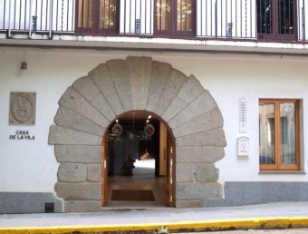 Façana de l'Ajuntament d'Arenys de Munt, en una imatge d'arxiu