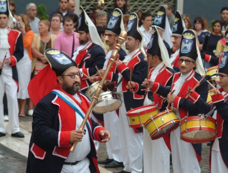 Instant on el Tío de la Porra passa revista el conjunt de la cavalcada. JUANTXO RIBES