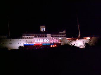 El vaixell casino ‘Lydia' els darrers dies del seu funcionament, l'any 2008. EL PUNT