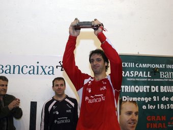 Waldo alça el trofeu que l'acredita com a campió Individual de raspall de 2009. /  FREDIESPORT