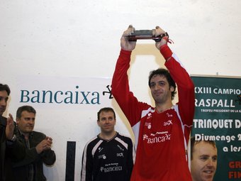 Waldo alça el trofeu que l'acredita com a campió Individual de raspall de 2009. FREDIESPORT