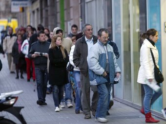 Gent fent cua per ser atesos al Servei d'Ocupació de Catalunya (SOC). J.RAMOS