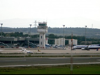 Els habitatges tenien dret a demanar l'aïllament acústic per el projecte d'ampliació de l'aeroport de Girona. MANEL LLADÓ