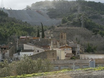 La pedrera que explota La Ponderosa, sobre el nucli de les Irles.  J. FERNÀNDEZ