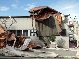 El vent va destrossar el pavelló de Santa Coloma de Cervelló, un dels pobles afectats per la tempesta.  GABRIEL MASSANA